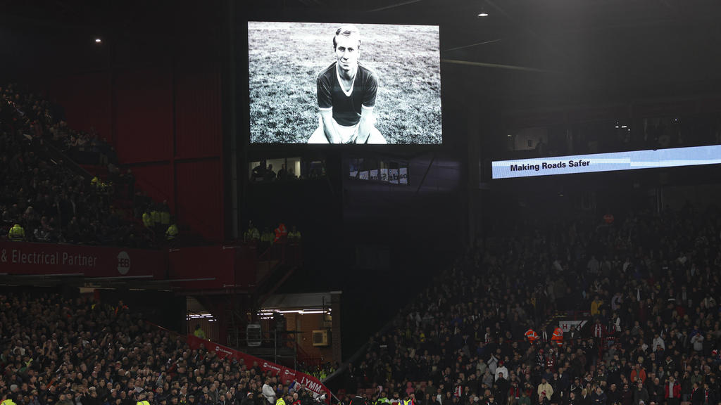 In England wurde vielerorts Sir Bobby Charlton gedacht