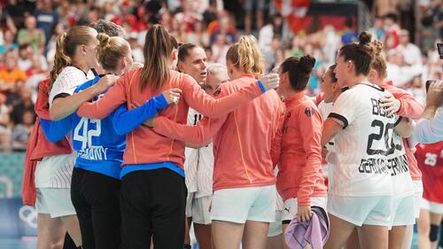 Die deutschen Handballerinnen kämpfen noch ums Viertelfinale.