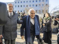 Joseph Blatter (r) muss sich wegen einer Millionenzahlung erneut vor Gericht verantworten.