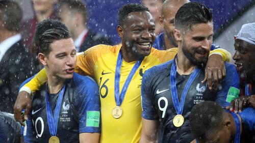 Steve Mandanda (m.) wurde 2018 mit Frankreich Weltmeister