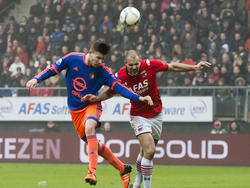 Ron Vlaar (r.) en Michiel Kramer (l.) strijden om de bal tijdens het competitieduel AZ Alkmaar - Feyenoord. (24-01-2016)