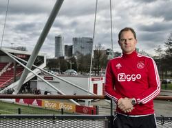 Frank de Boer poseert voor de camera op het jeugdcomplex van Ajax. (15-02-2016)