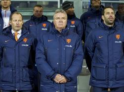 Der niederländische Nationaltrainer Guus Hiddink (M.) und seine Assistenten Danny Blind (l.) und Ruud van Nistelrooy sind vor dem EM-Qualifikationsspiel gegen Island sichtlich angespannt. (13.10.2014)