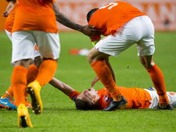 Ibrahim Afellay (liggend) scoort bij zijn rentree in het Nederlands elftal en laat zich bejubelen. De middenvelder maakt de 2-1 tegen Kazachstan. (10-10-2014)