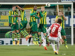 AZ-middenvelder Nemanja Gudelj schiet tijdens het competitieduel ADO Den Haag - AZ Alkmaar raak uit een vrije trap. (27-09-2014)