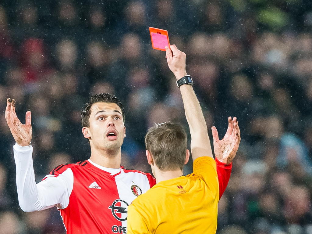 Feyenoorder Mitchell te Vrede schrikt van zijn rode kaart die hij krijgt in de zestiende finale van de Europa League tegen AS Roma. (26-02-2015)