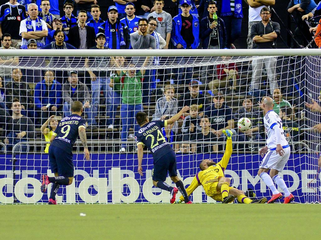 Oribe Peralta trifft in der CONCACAF Champions League gegen Kristian Nicht (2.v.r.)