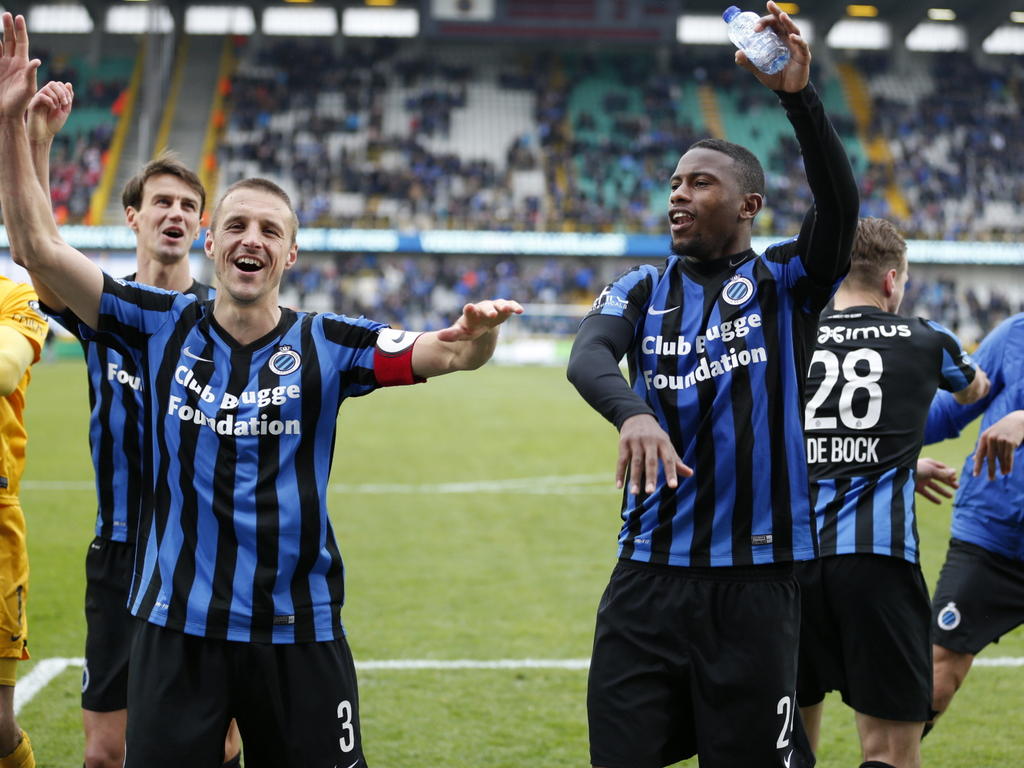 Club Brugge-spelers Stefano Denswil (r.) en Timmy Simons (l.) vieren een feestje na de 2-1 winst tegen Standard Luik. (06-04-2015)
