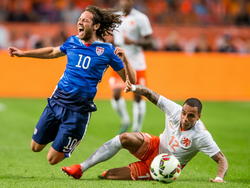 Gregory van der Wiel (r.) reageert zijn frustratie tijdens Nederland tegen de Verenigde Staten af met en pittige tackle op Mix Diskerud. (05-06-2015)