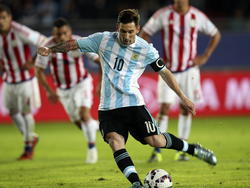 Lionel Messi schiet hier vanaf elf meter zijn strafschop binnen. Argentinië komt op een 2-0 voorsprong tegen Paraguay, maar geeft deze toch weg. Het wordt uiteindelijk 2-2. (13-06-2015)