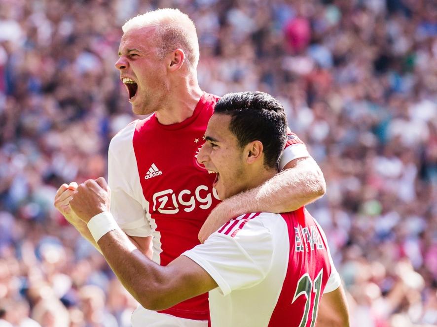 Waar de 1-0 nog gemaakt werd door Anwar El Ghazi (r.) op aangeven van Davy Klaassen, is het bij de 2-0 andersom. De aanvoerder van Ajax schiet zijn club na twintig minuten op een 2-0 voorsprong tegen ADO Den Haag. (30-08-2015)