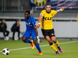 NEC Nijmegen-middenvelder Janio Bikel ontdoet zich van Roda JC-speler Farshad Noor. (01-10-2016)