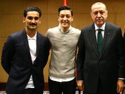 Ilkay Gündogan (l.) und Mesut Özil (M.) posieren mit Recep Erdogan (Bildquelle: twitter.com/akparti)