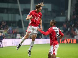 Giovanni Troupée (l.) springt een gat in de lucht en viert zijn doelpunt voor FC Utrecht tegen Go Ahead Eagles samen met Sébastien Haller (r.). (15-10-2016)