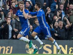 Gary Cahill (l.) zet Chelsea op een 2-0 voorsprong tegen Manchester United en viert dat samen met Diego Costa (r.). (23-10-2016)