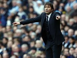 Chelsea-manager Antonio Conte geeft aanwijzingen in het duel met Manchester City. (03-12-2016)