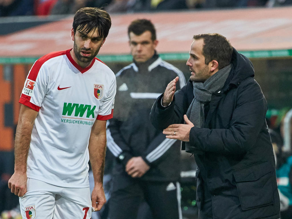 Jan Morávek (l.) hat seinen Vertrag beim FC Augsburg verlängert