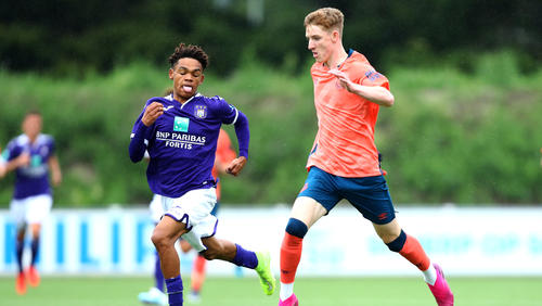 Anthony Gordon (r.) soll das Interesse des BVB und des FC Bayern geweckt haben