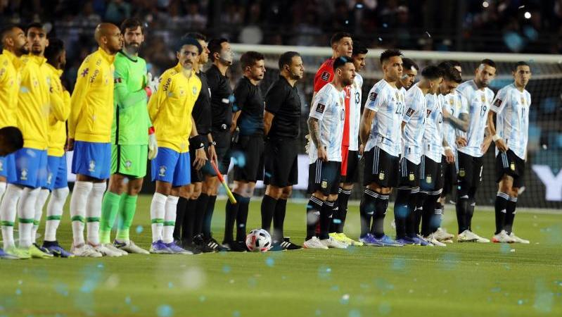 Brasiliens (l.) und Argentiniens Nationalteams haben ein geplantes Testspiel abgesagt
