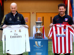Simeone y Zidane posan con la Supercopa.