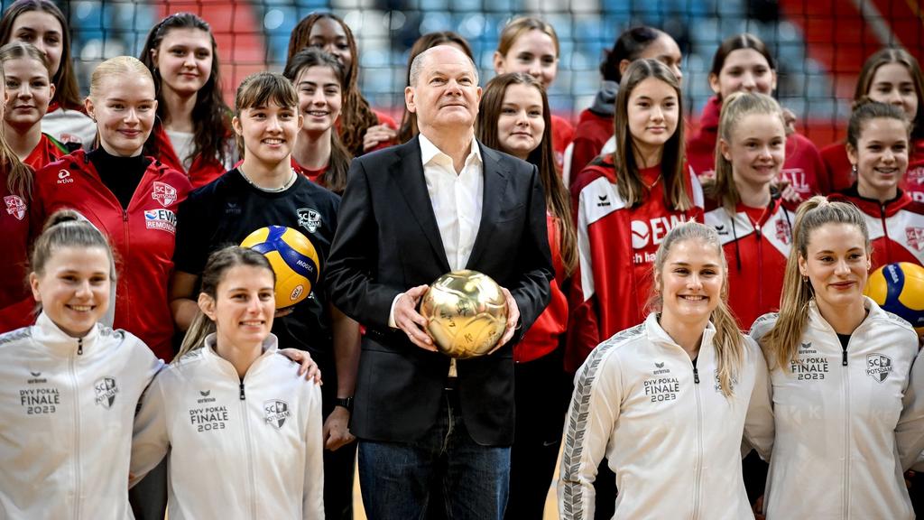 Bundeskanzler Olaf Scholz (SPD) steht bei einem Besuch zwischen den Spielerinnen des SC Potsdam