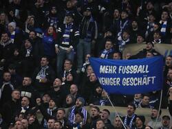 Hertha-Fans protestieren gegen den geplanten Investoren-Einstieg bei der DFL