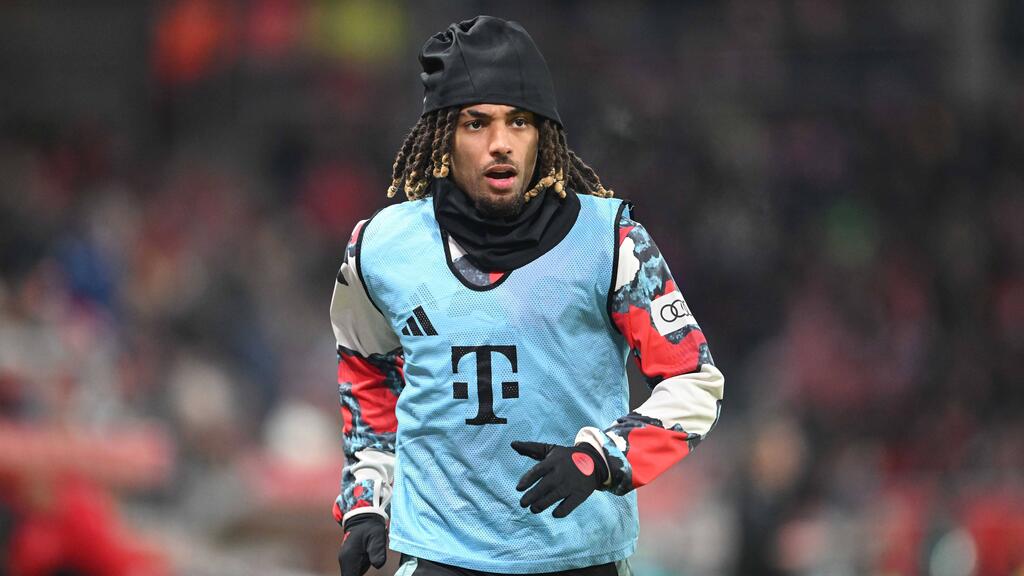 Sacha Boey vom FC Bayern ist schon wieder auf dem Trainingsplatz Sacha Boey vom FC Bayern ist schon wieder auf dem Trainingsplatz
