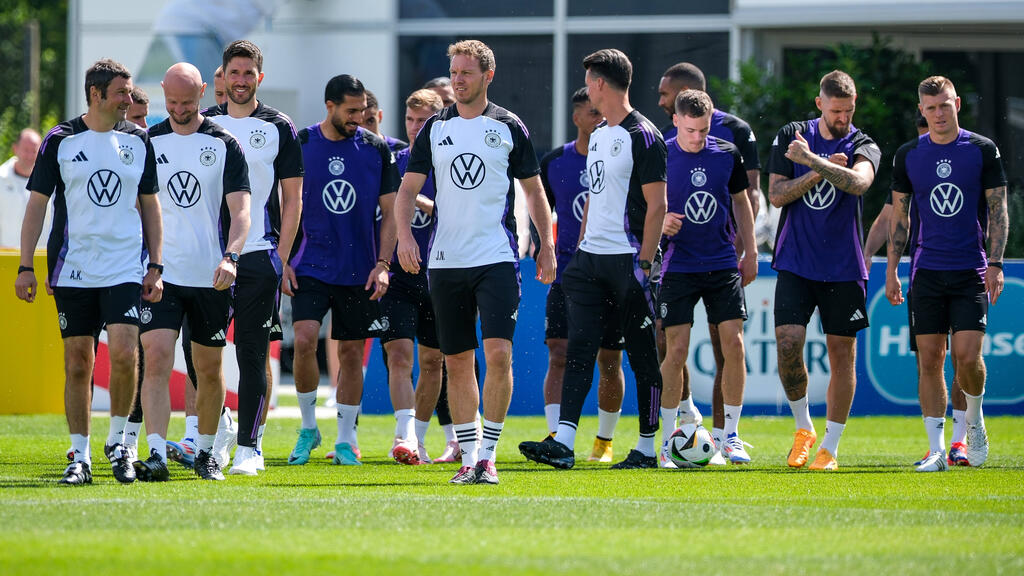 Bundestrainer Julian Nagelsmann (M.) trifft am Samstag mit Deutschland auf Dänemark