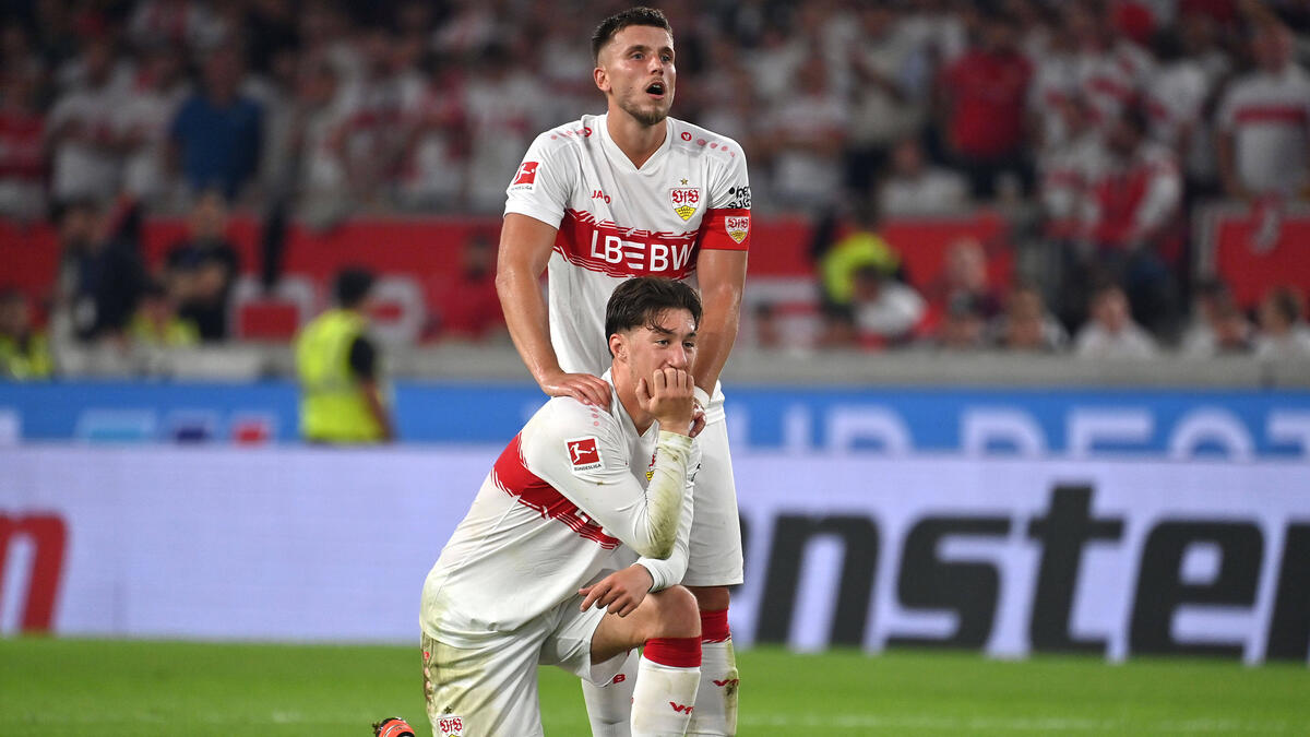 Angelo Stiller (u.) verschoss einen Elfmeter für den VfB Stuttgart