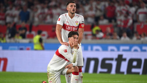 Angelo Stiller (u.) verschoss einen Elfmeter für den VfB Stuttgart
