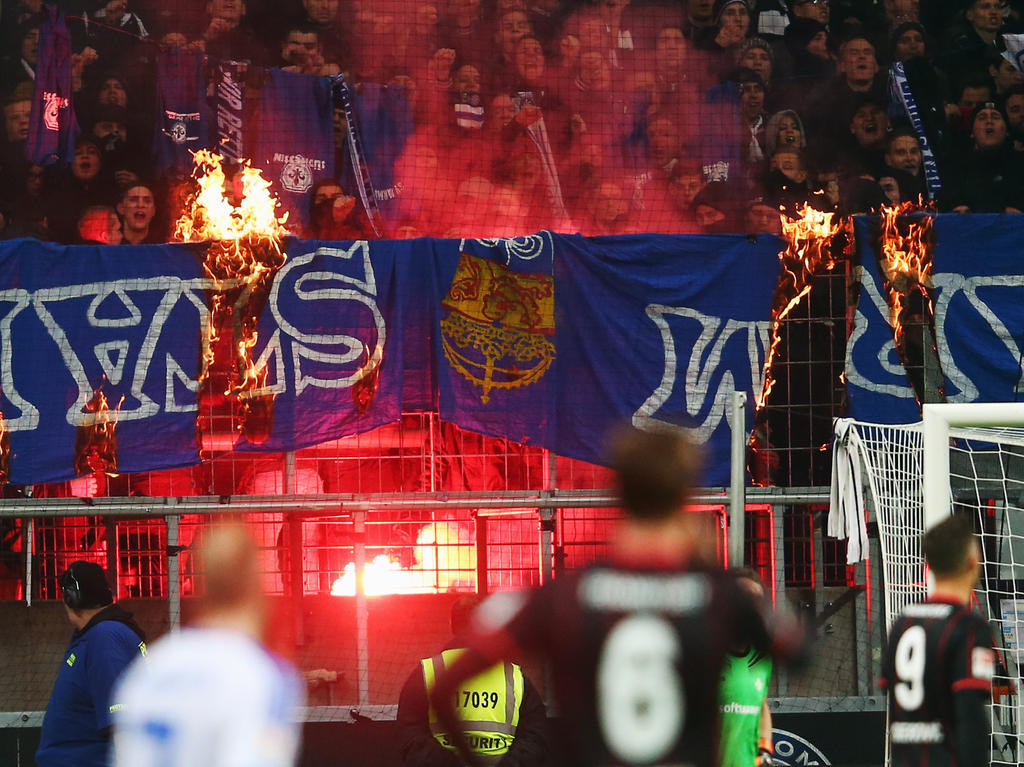 Frankfurter Fans brannten beim Derby gegen Darmstadt zahlreiche Fahnen ab Frankfurter Fans brannten beim Derby gegen Darmstadt zahlreiche Fahnen ab