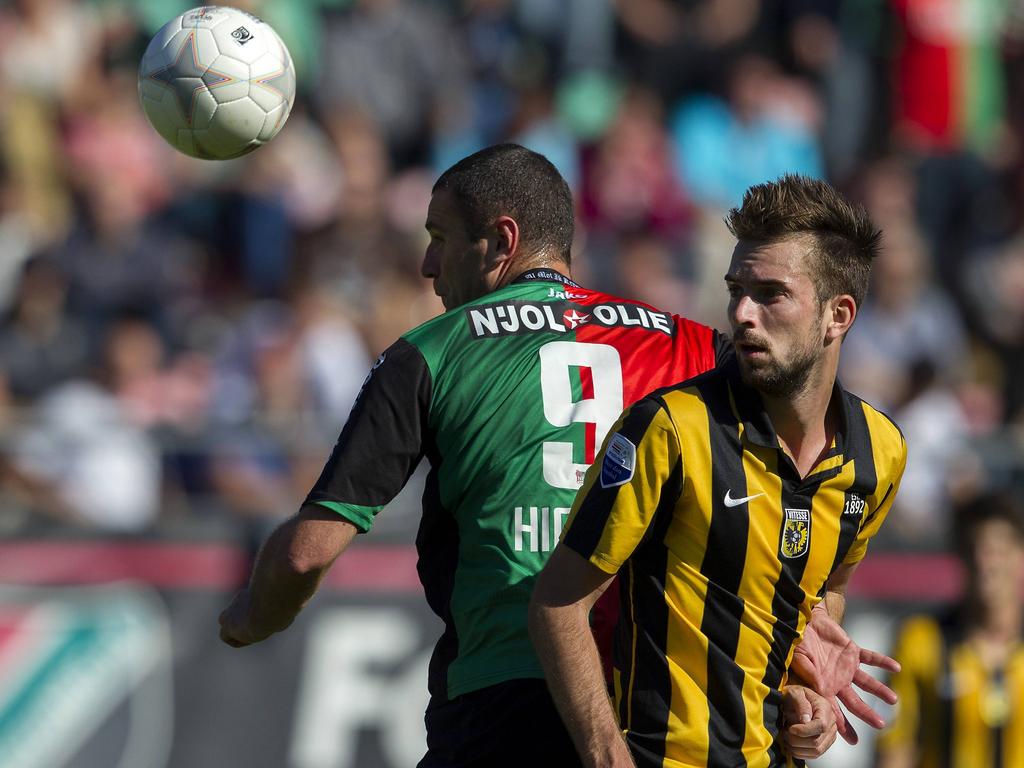 Michael Higdon (l.) in duel met Davy Pröpper (r.) tijdens NEC - Vitesse. (29-09-2013) Michael Higdon (l.) in duel met Davy Pröpper (r.) tijdens NEC - Vitesse. (29-09-2013)