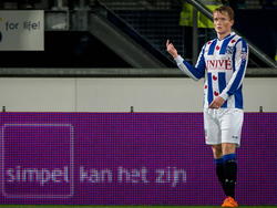 Sam Larsson lijkt het niet helemaal te begrijpen tijdens het competitieduel tussen sc Heerenveen en Excelsior. (23-08-2014)