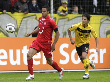 Michael Timisela (r.) blijft in het duel VVV-Venlo - FC Twente scherp op de bal. Nacer Chadli houdt de focus en balbezit. (06-05-2012)