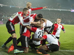 Het is feest in Rotterdam, waar genoeg Feyenoorders de 1-0 tegen Sevilla vieren aan de zijlijn. (27-11-2014)