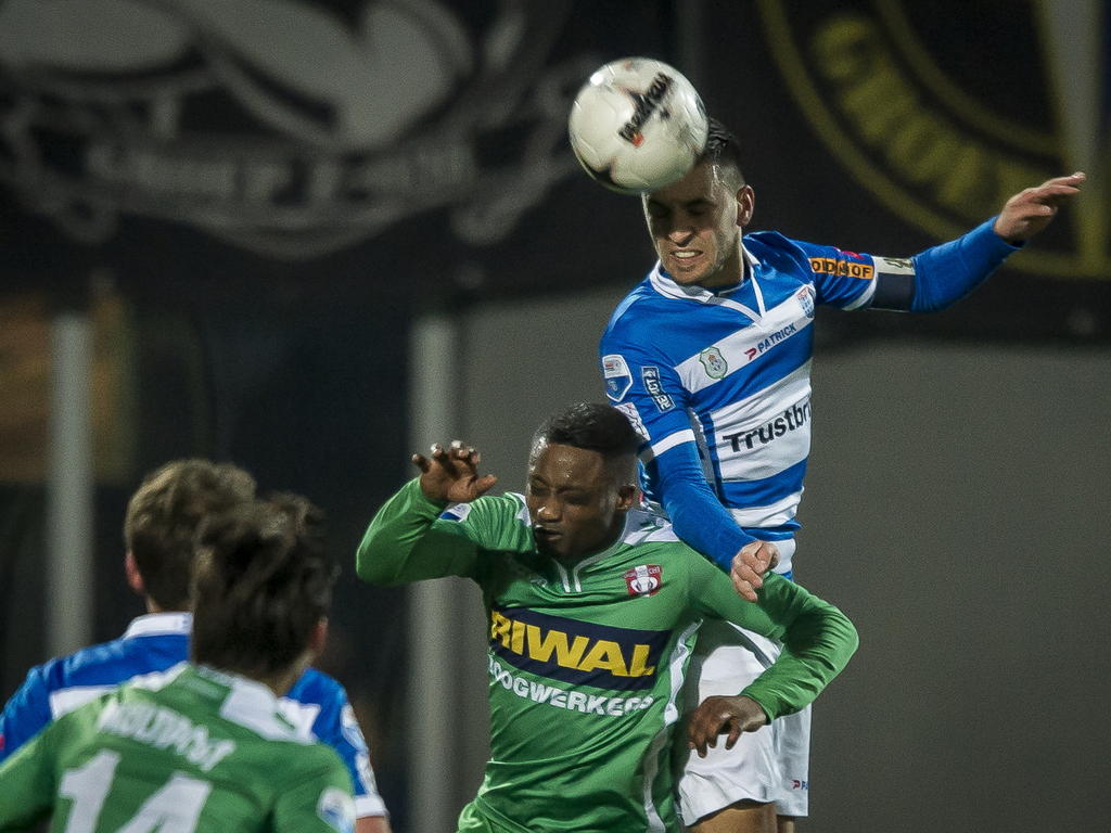 Bram van Polen (r.) wint het luchtduel van Andwélé Slory (l.) tijdens PEC Zwolle - FC Dordrecht. (04-02-2015)
