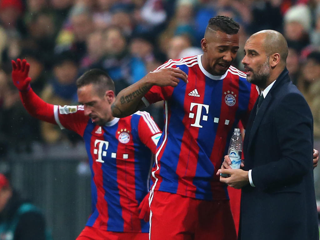 Bayern-Coach Pep Guardiola (r.) weiß um die Gefährlichkeit eines Pokalspiels