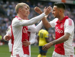 Ricardo Kishna (r.) en Viktor Fischer (l.) vieren het doelpunt van Ajax tijdens het duel met Cambuur. (10-05-2015) 