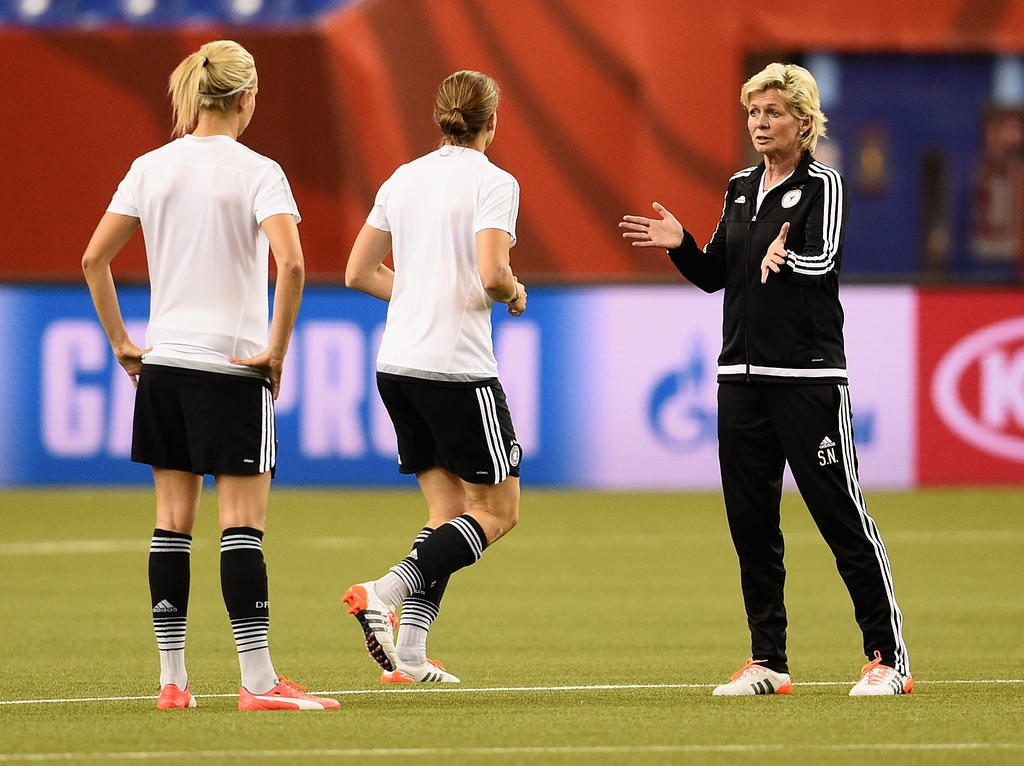 Bundestrainerin Silvia Neid (r.) hat außer Saskia Bartusiak alle Spieler zur Verfügung