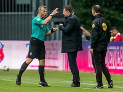 Heracles Almelo-trainer John Stegeman (m.) wordt door scheidsrechter Björn Kuipers weggestuurd tijdens FC Utrecht - Heracles Almelo. Stegeman zou zich te agressief hebben opgesteld langs de zijlijn. (22-05-2016)
