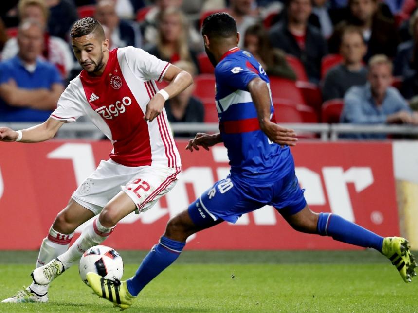Hakim Ziyech (l.) probeert Anouar Kali (r.) van zich af te schudden tijdens de bekerwedstrijd Ajax - Willem II. (21-09-2016)