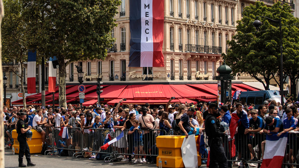 Hunderttausende Fans erwarten die französische Mannschaft in Paris