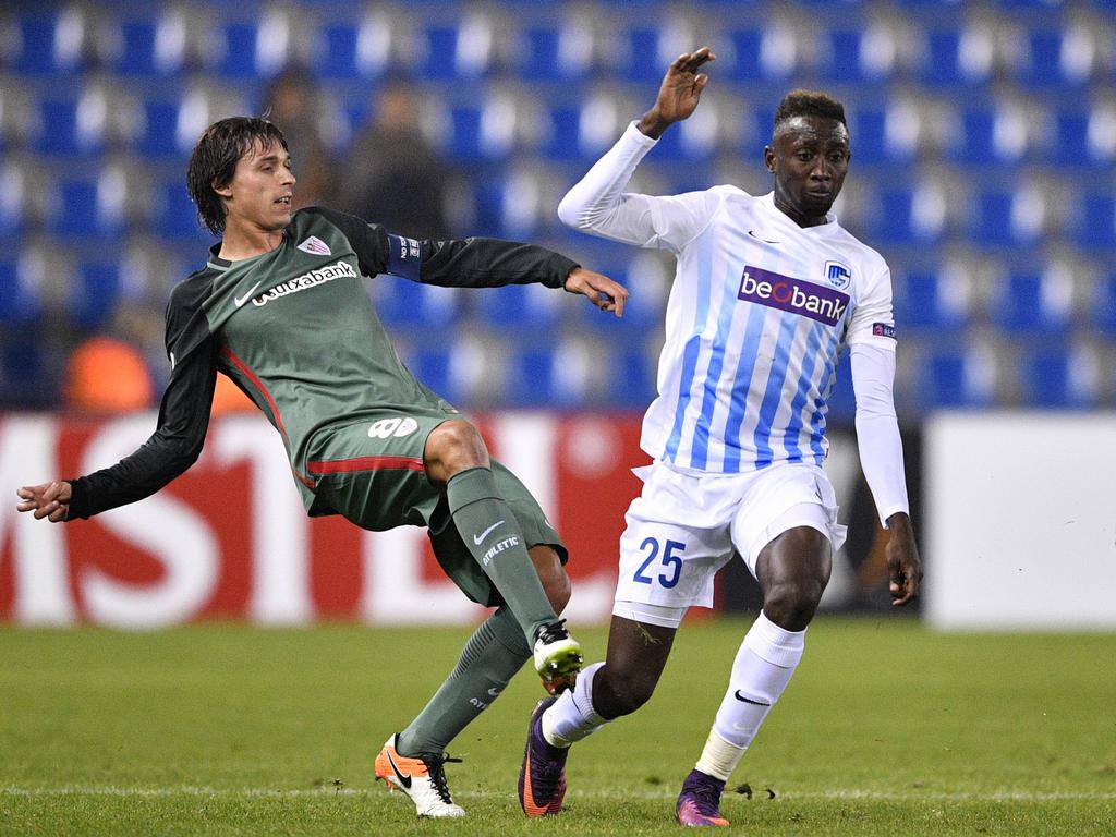 Iturraspe golpea la pelota ante la presión de Wilfred Ndidi. (Foto: Imago)