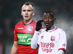 André Fomitschow (l.) heeft tijdens de wedstrijd NEC - FC Twente de taak om Yaw Yeboah in bedwang te houden. (26-11-2016)