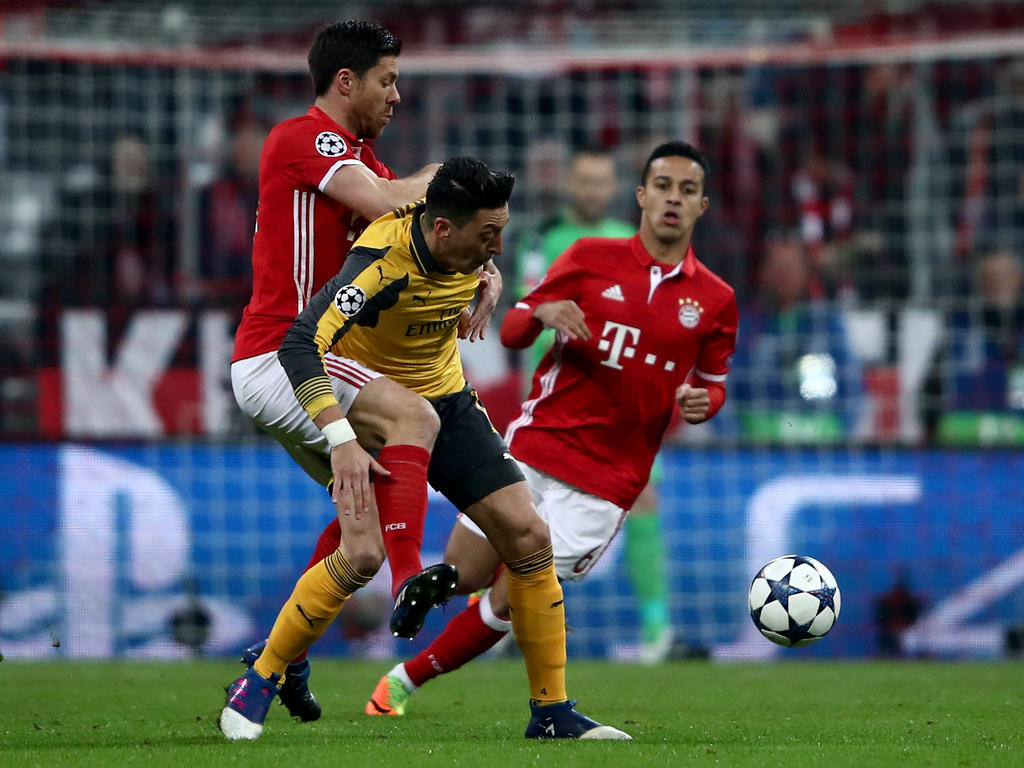 Mesut Özil (M.) bezeichnet die Bayern-Pleiten immer noch als schmachvoll