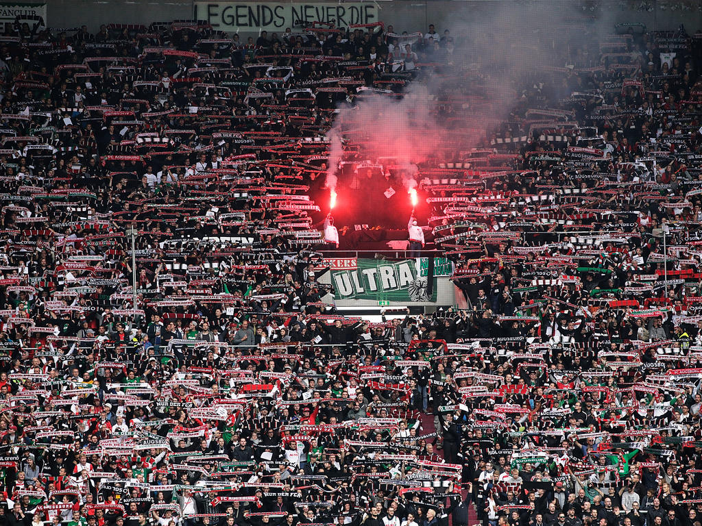 Der FC Augsburg muss für das Fehlverhalten einiger Fans geradestehen