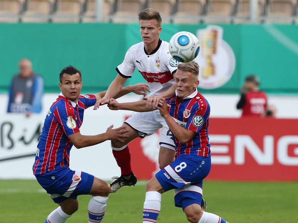 Dženis Burnić (M.) setzte sich mit dem VfB Stuttgart erst im Elfmeterschießen durch