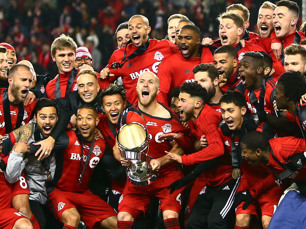 Kapitän Michael Bradley stemmt den Pokal: Toronto FC gewinnt das MLS-Finale