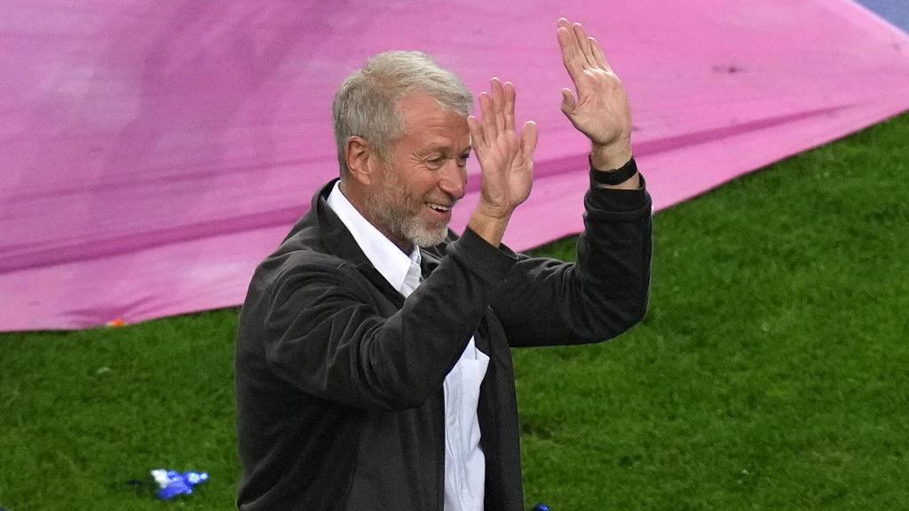 Chelsea fans thank Abramovich