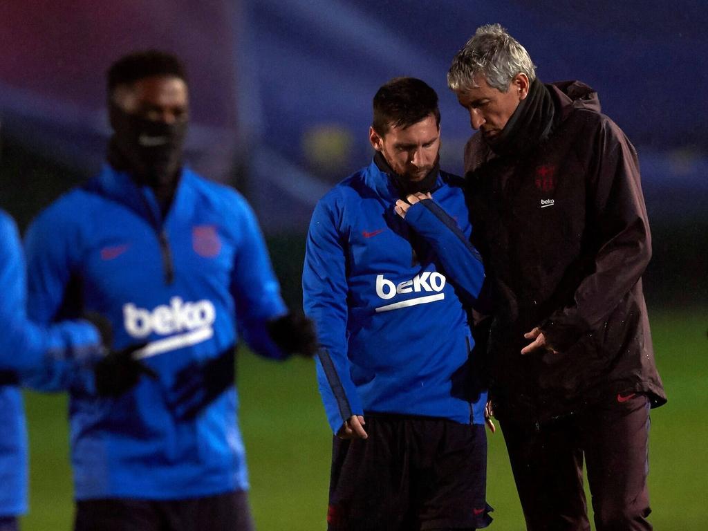 Messi y Setién conversan en un entrenamiento.